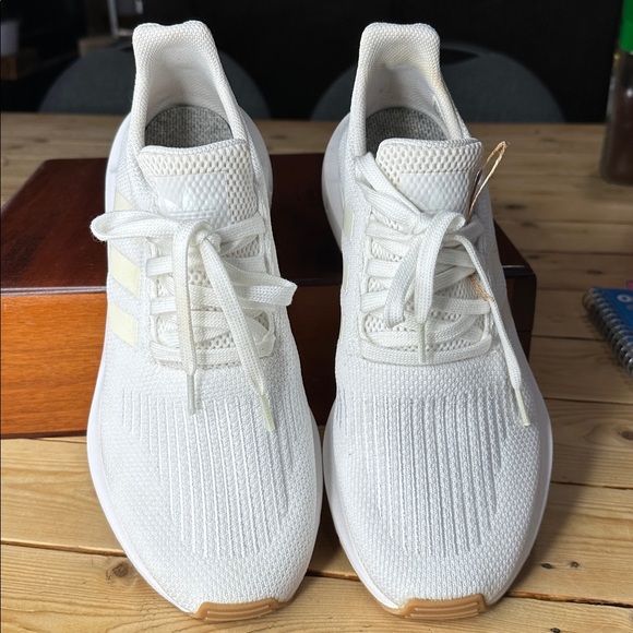 Adidas Men’s Sz 9 1/2 RUNNING-INSPIRED STYLE MEETS GO-ANYWHERE COMFORT. NWOT - Picture 4 of 8